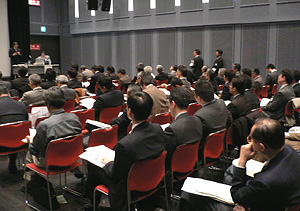 ほぼ満席状態の会場の様子